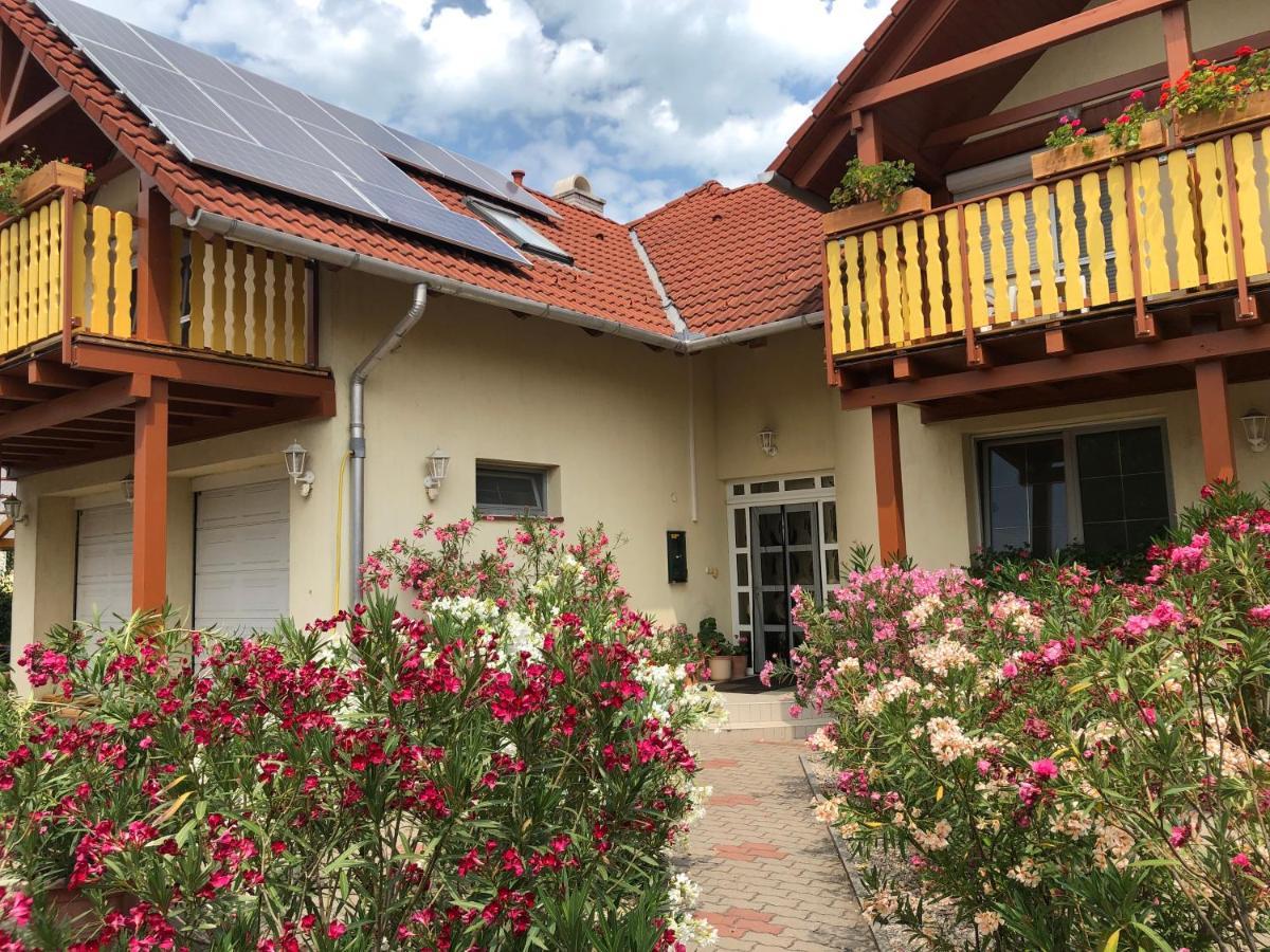 Haus Marika Hotel Siofok Luaran gambar